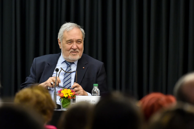 Türkiye İlber Hocasını kaybetti! İlber Ortaylı'nın ailesi, cenazeye geleceklerden bakın ne istedi - Resim: 4