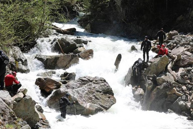 Kayıp AA muhabirini arayan 2 asker suya kapılarak kayboldu - Resim: 0