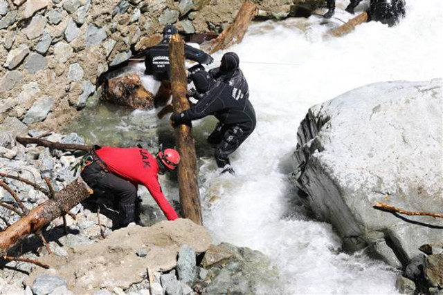 Kayıp AA muhabirini arayan 2 asker suya kapılarak kayboldu - Resim: 1