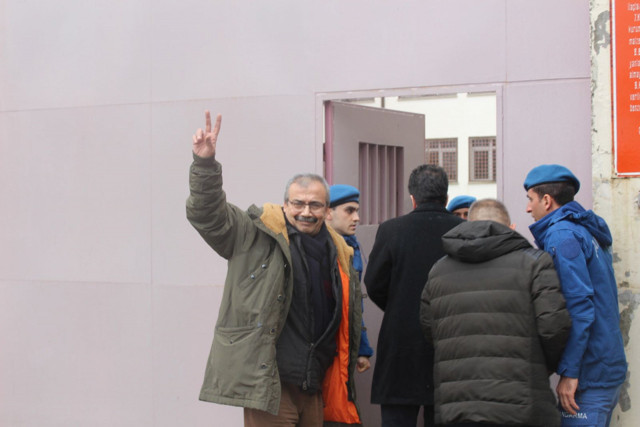 Sırrı Süreyya Önder kaldırıldı yerine AK Partili Selçuk Özdağ geldi - Resim: 2