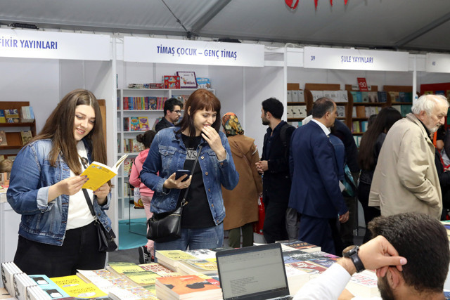 CHP Adayı'nın izin vermediği kitap fuarına İstanbullular akın ediyor - Resim: 0