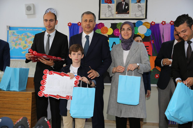 İstanbul Valisi Ali Yerlikaya karne dağıtıp öğrencilere çağrıda bulundu - Resim: 1