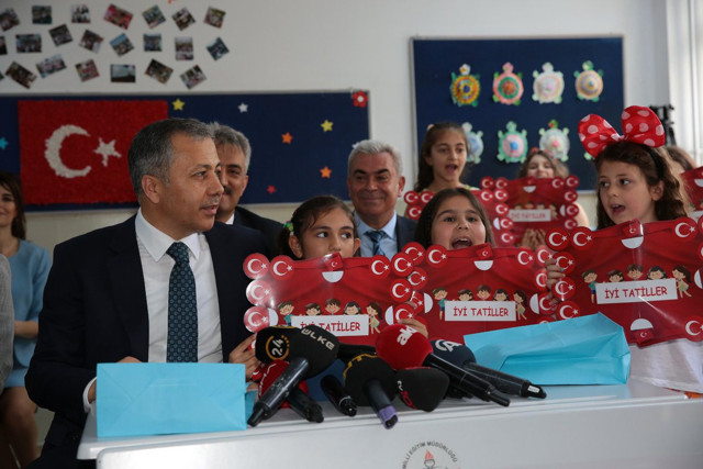 İstanbul Valisi Ali Yerlikaya karne dağıtıp öğrencilere çağrıda bulundu - Resim: 0