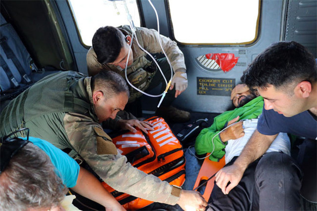 Ayı saldırısına uğrayan yaralı dağcı böyle kurtarıldı - Resim: 0