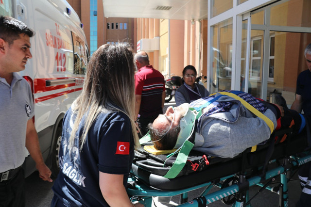 Erzincan- Sivas karayolunda iki otomobil çarpıştı! 3 ölü 2'si ağır 6 yaralı - Resim: 2