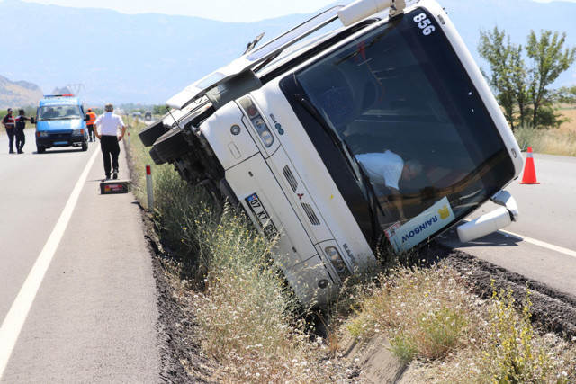 Denizli'de turistlerin tur otobüsü devrildi! Yaralılar var - Resim: 0