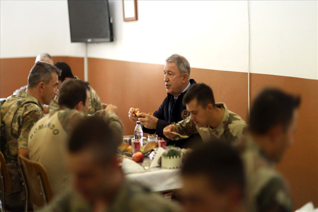 Milli Savunma Bakanı Akar ve kuvvet komutanları Suriye sınırında - Resim: 2