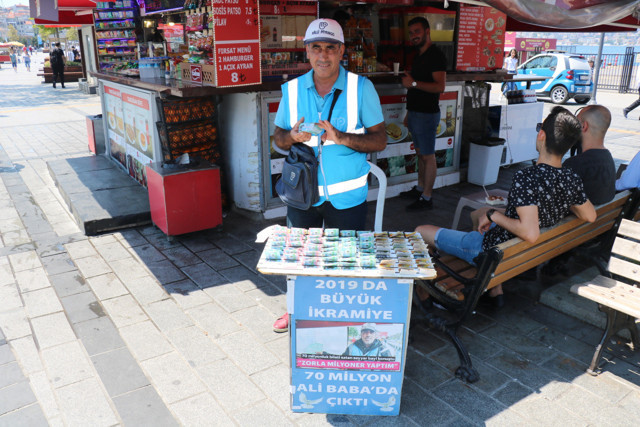 Üsküdar'da 70 milyonluk bileti satan seyyar satıcı konuştu: Talihli bana bir telefon açsa yeridir - Resim: 1