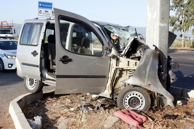 Aydın'de kontrolden çıkan otomobil direğe çarptı! 1 ölü 1 yaralı - Resim: 0