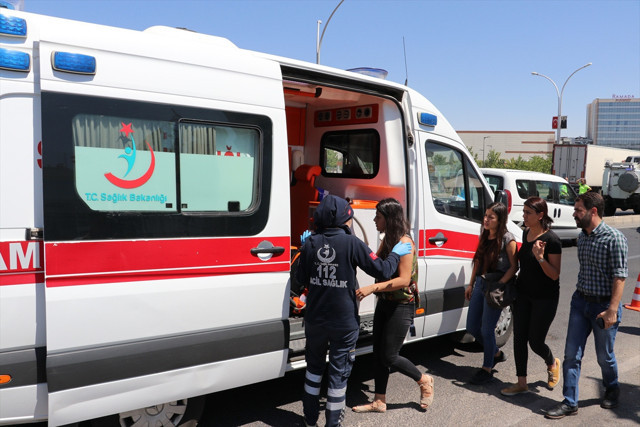 Diyarbakır'da içeçek yüklü kamyonet ile otomobil çarpıştı! Yaralılar var - Resim: 2