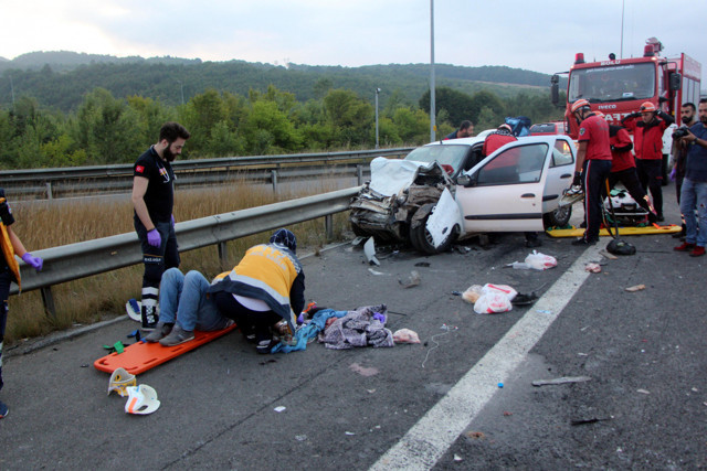 Bolu TEM otoyolunda otomobil minibüsle çarpıştı! Çok sayıda yaralı var - Resim: 0