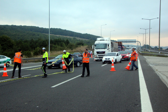 Bolu TEM otoyolunda otomobil minibüsle çarpıştı! Çok sayıda yaralı var - Resim: 2