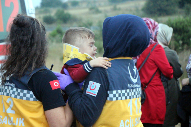 Bolu TEM otoyolunda otomobil minibüsle çarpıştı! Çok sayıda yaralı var - Resim: 1