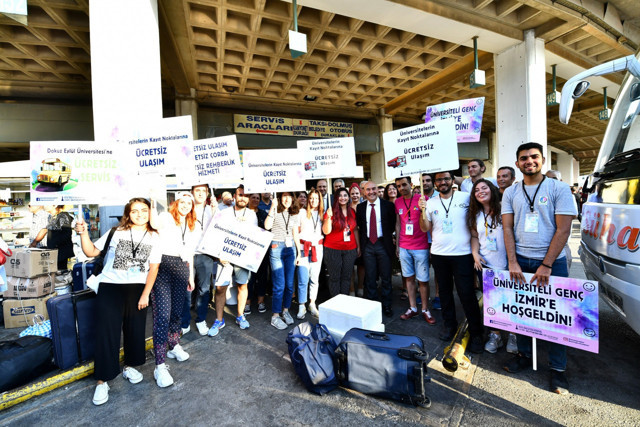 Tunç Soyer üniversiteli gençleri otogarda karşıladı! Gençler şaşkınlıklarını gizleyemedi - Resim: 1