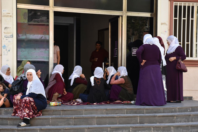 HDP'liler oğlu için oturma eylemi yapan anneye saldırdı - Resim: 2