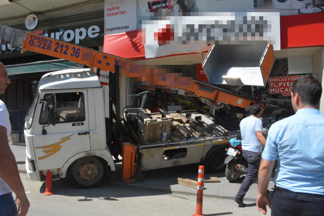 Bilecik'te freni boşalan kamyonet beyaz eşya dükkanına girdi - Resim: 1