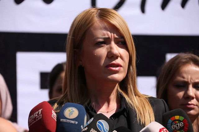 Emine Bulut cinayetini siyah kıyafetlerle protesto ettiler - Resim: 0