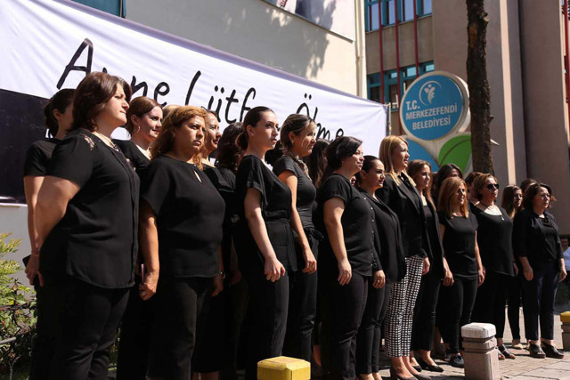 Emine Bulut cinayetini siyah kıyafetlerle protesto ettiler - Resim: 1