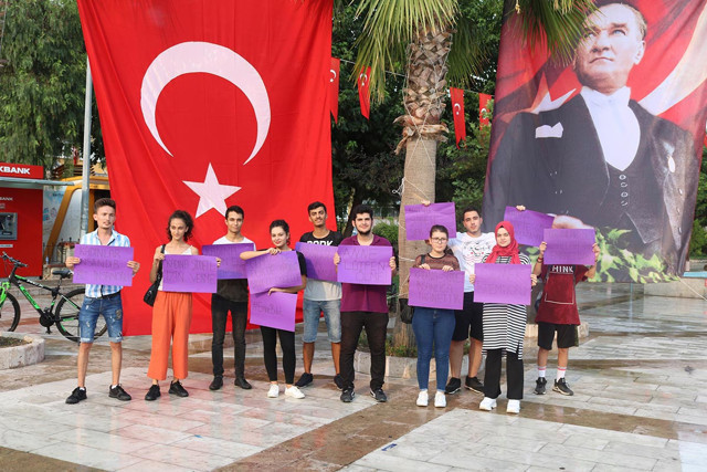 Manisa'da bir grup genç kadına yönelik şiddeti protesto etti! - Resim: 0