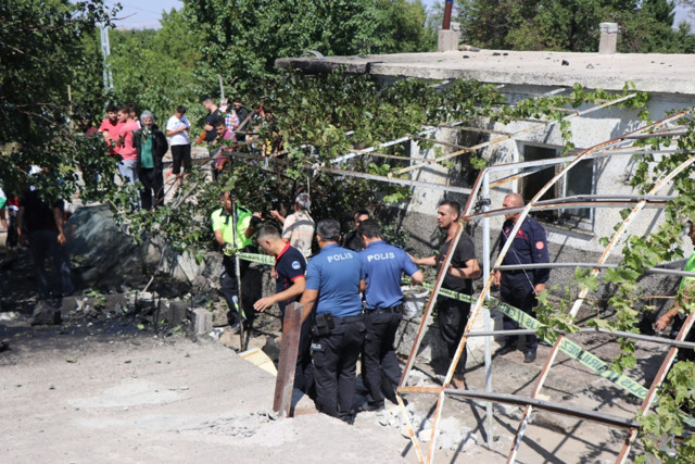 Kayseri'de iş makinesi evin üstüne devrildi 4 ölü 1 yaralı - Resim: 1