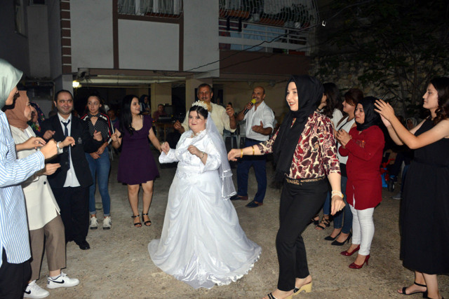 Kahramanmaraş'ta down sendromlu Esra Eren'in gelinlik hayali gerçek oldu - Resim: 0