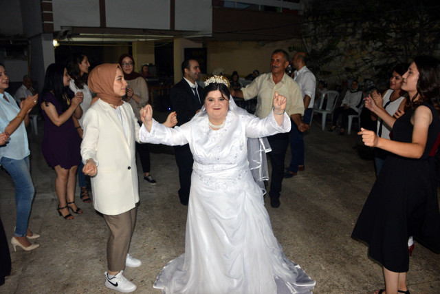 Kahramanmaraş'ta down sendromlu Esra Eren'in gelinlik hayali gerçek oldu - Resim: 1