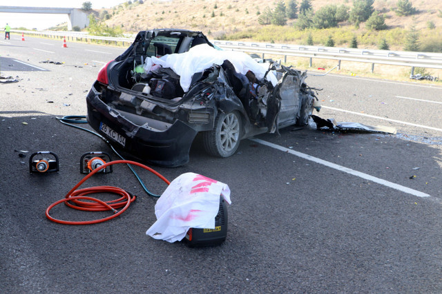 Ankara'da otomobil kamyona çarptı: 3 ölü, 3 yaralı - Resim: 0