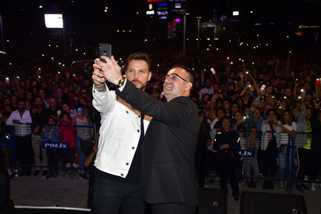 Biga'da Sinan Akçıl ve Mustafa Yıldızdoğan’la 'kurtuluş günü'' coşkusu - Resim: 1