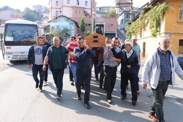 En acı tesadüf: Baba ve oğlu aynı gün farklı hastalıklardan öldü - Resim: 0
