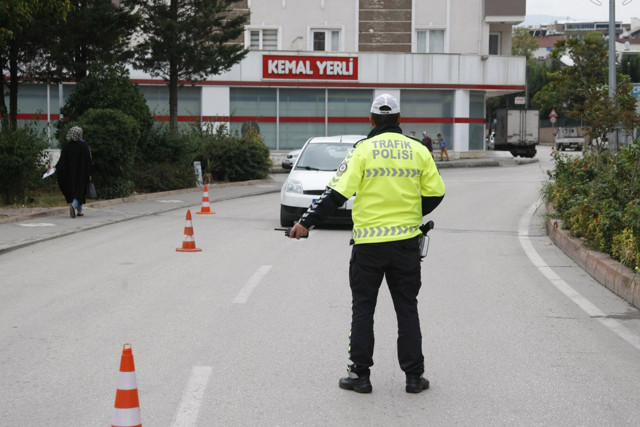 Arabada sigara cezası kaç lira? Özel araçta sigara cezası sürücüye yolcuya yok - Resim: 1