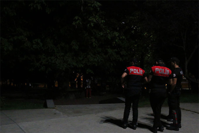 Beşiktaş'ta korkunç görüntü! Ağaca asılı bulundu - Resim: 1