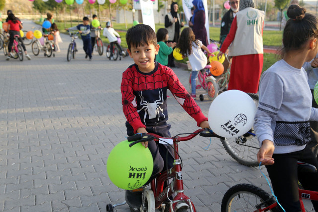 Yetimler için bisikletlerini çürütmediler İHH çocukları böyle sevindirdi - Resim: 0