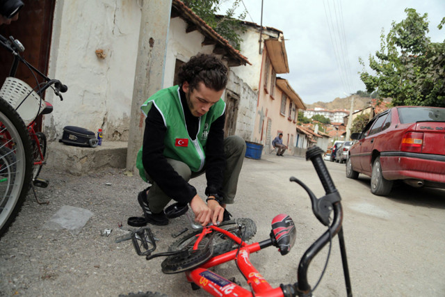 Yetimler için bisikletlerini çürütmediler İHH çocukları böyle sevindirdi - Resim: 1