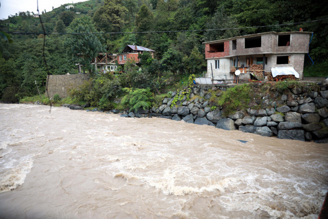 Rize'de sel ve heyelan günlük yaşamı vurdu! Köy ve mahalle yolları ulaşıma kapandı. - Resim: 1
