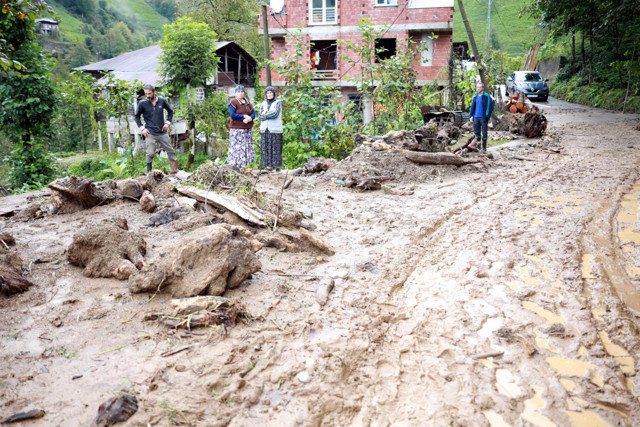 Rize'de sel ve heyelan günlük yaşamı vurdu! Köy ve mahalle yolları ulaşıma kapandı. - Resim: 0