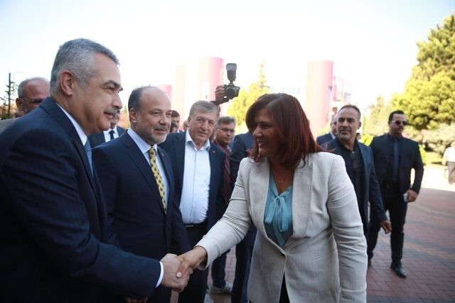 AK Partili Mustafa Savaş omuz mu attı? Özlem Çerçioğlu videosu olay oldu - Resim: 0