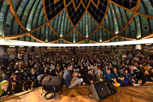 İlber Ortaylı izdihamı! 'İçeri aldır' tezahüratlarına ilginç yanıt - Resim: 1