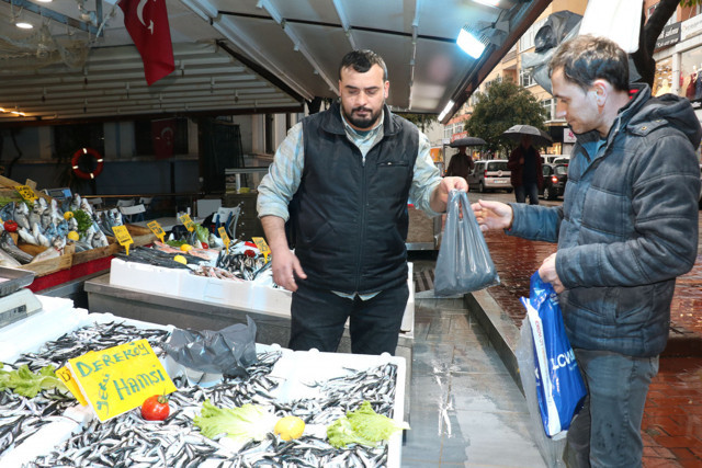 Havalar soğudu balıktan iyi haber geldi! Hamsi 10 liraya indi bolluk var - Resim: 1