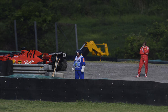 Formula 1'de Ferrari'nin iki pilotu birbirine girdi - Resim: 0