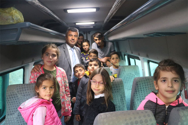 Sivas Deliilyas Belediye Başkanı Mehmet Tek öğrenci servisinde şoförlük yapıyor - Resim: 0