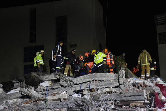 AFAD ve Kızılay Arnavutlukta! Bölgeye ulaşan ilk ekip oldu - Resim: 1