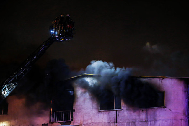 Güngören'de alev alev yanan tekstil atölyesinde 1'i ağır 5 kişi yaralandı - Resim: 0