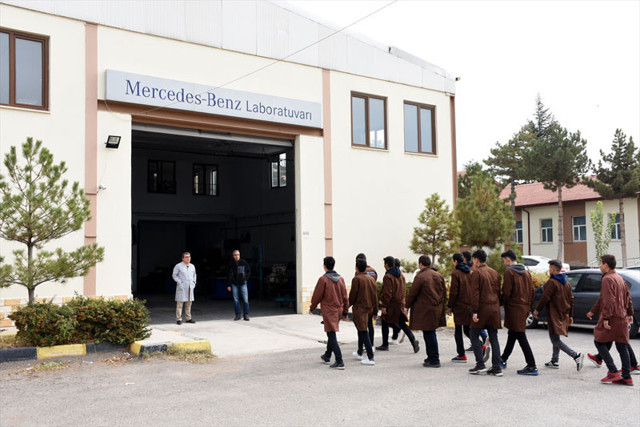 Mercedes-Benz Kamyon Fabrikası'nda iş imkanı sağlayan meslek lisesi - Resim: 0
