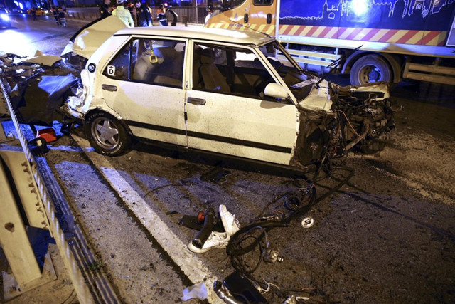 İstanbul'da otomobil bariyerlere çarptı: 1'i ağır 2 yaralı - Resim: 0