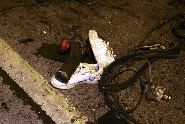 İstanbul'da otomobil bariyerlere çarptı: 1'i ağır 2 yaralı - Resim: 1