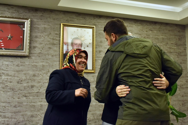 Diyarbakır annelerinden Hatice anne oğluna kavuştu! - Resim: 0