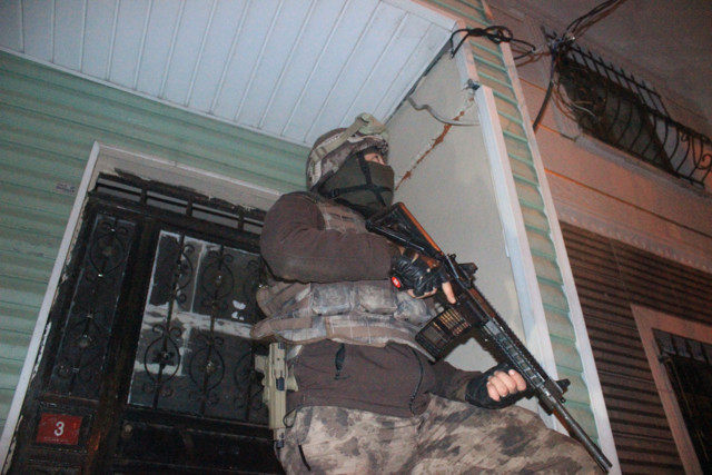 İstanbul’da silahlı suç örgütüne büyük operasyon! Gözaltılar var - Resim: 0