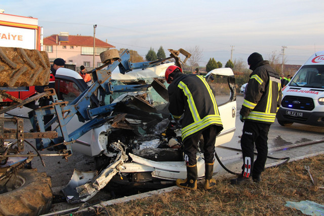 Kazada otomobil hurdaya döndü! İbre 150'de takılı kaldı - Resim: 0