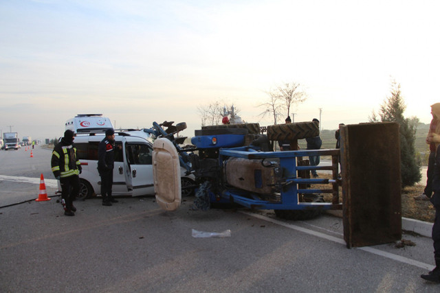 Kazada otomobil hurdaya döndü! İbre 150'de takılı kaldı - Resim: 2