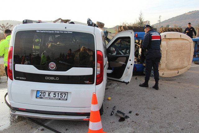 Kazada otomobil hurdaya döndü! İbre 150'de takılı kaldı - Resim: 3